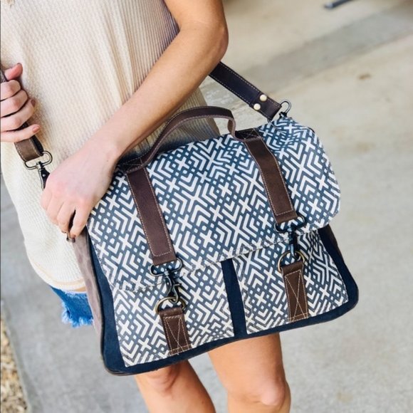 LAST ONE! X Design Messenger Bag - Picture 4 of 7